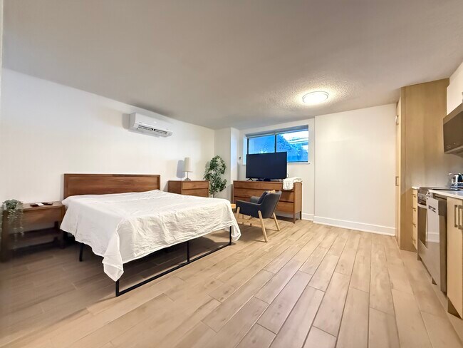 Photo du bâtiment - 102-160 Dowling Avenue Toronto Ontario M6K 3A6
