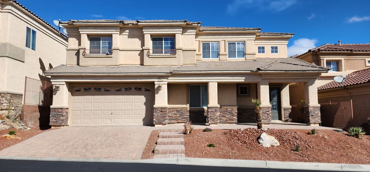 Foto principal - Spacious 5-Bedroom Home in Gated Las Vegas...