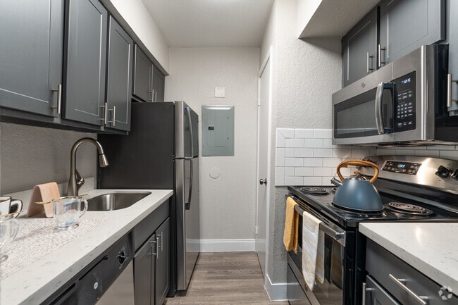 1BR, 1BA - 561SF - Kitchen - Flintridge Apartments