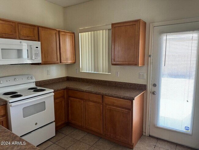 Foto del edificio - 9401 W Berkeley Rd
