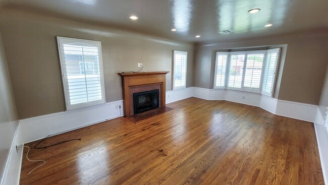 Building Photo - 3 Bed 1.5 Bath House with Pool Available Now!