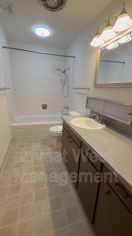 Foto del edificio - 3408 E 18th St