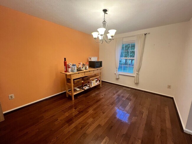 Building Photo - Charming 4 BR/2.5 BA Single-Family Home in...