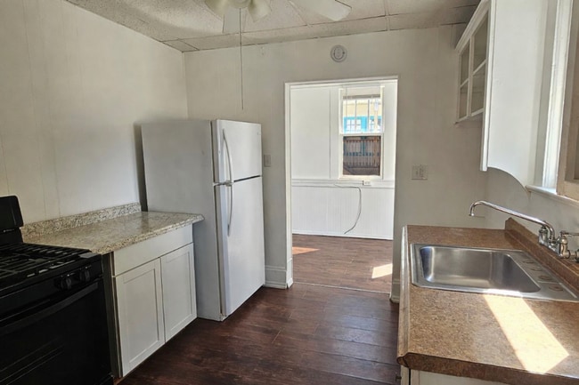 Building Photo - 709 Ora St