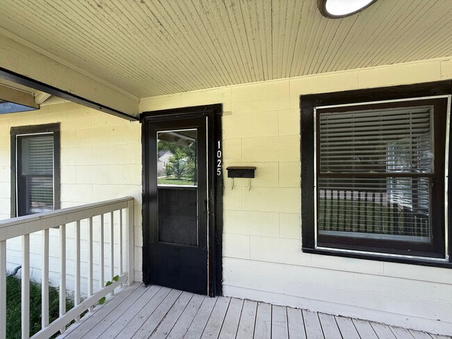 Building Photo - New paint/ hardwood floors 3BD 1 BA
