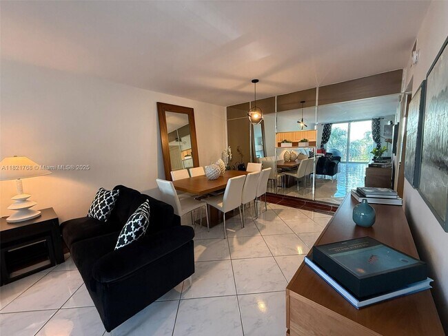 Foto del edificio - 6801 Indian Creek Dr
