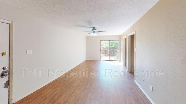 Building Photo - 302 Manuel Dr