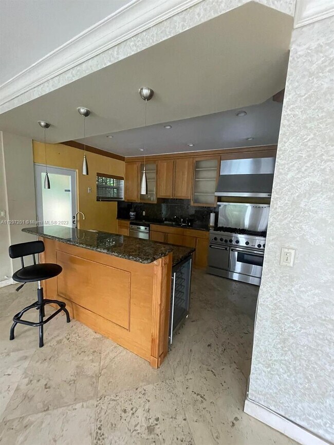 Building Photo - 9900 W Bay Harbor Dr