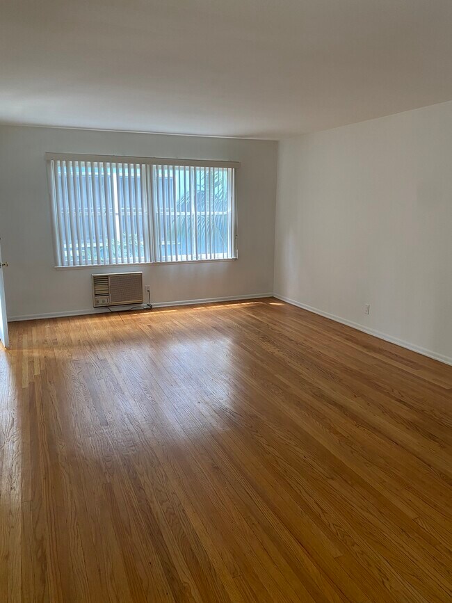 Sala de estar - 4935-4941 Whitsett Ave