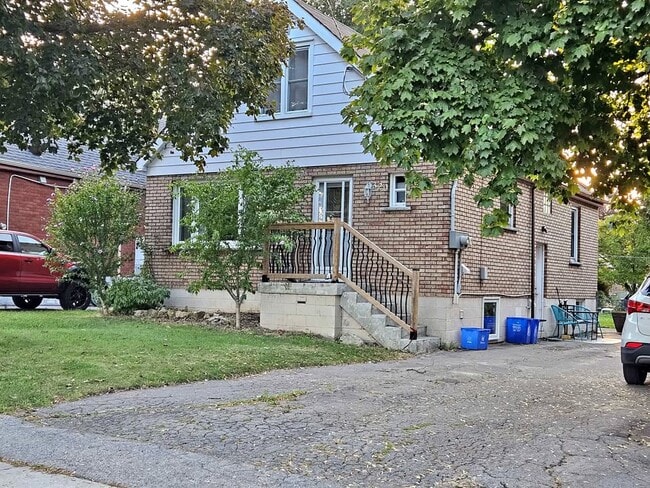 Building Photo - Bright & Comfortable Apartment (2 Bed, 1 B...