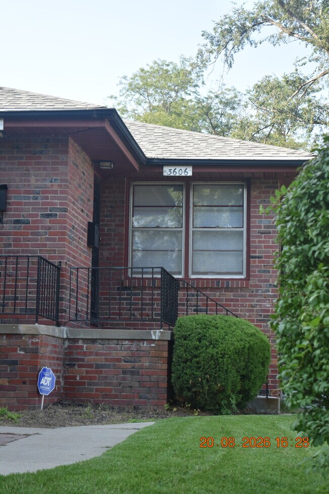 Building Photo - 3606 Newport Ave