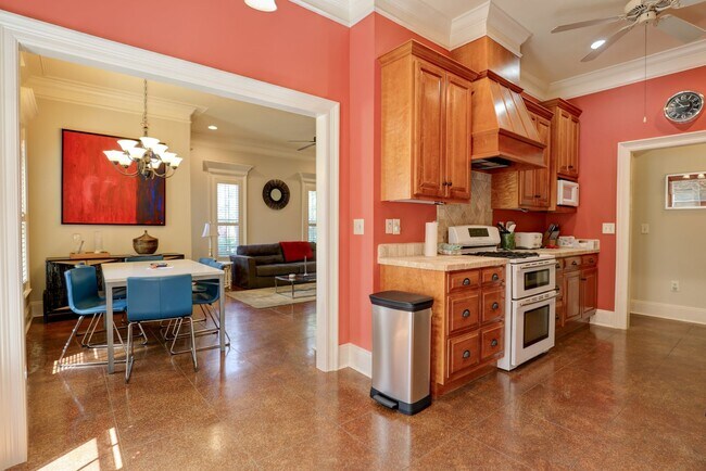 Foto del edificio - FULLY FURNISHED-  AVAILABLE NOW! 3 Bedroom / 3 Bath Fully- Furnished Brick home