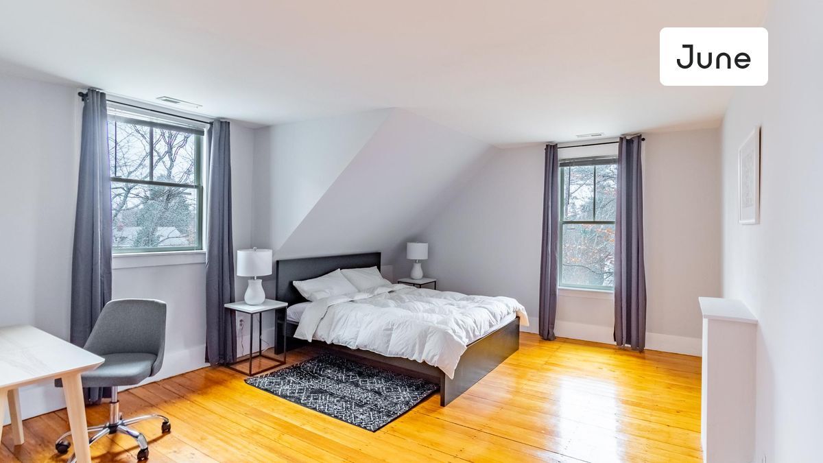 ROOM ONLY in 5bed/2.0bath Home Room for Rent in Newton, MA