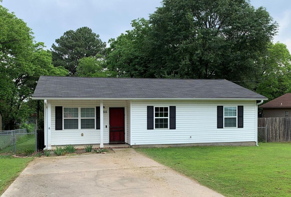 Foto principal - Come take a look at this cute 3 bedroom 1....