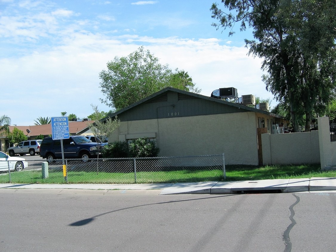 Building Photo - Chandler Fourplex
