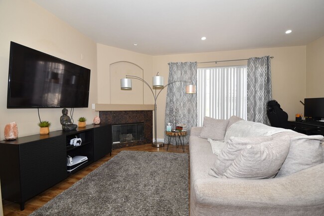 Building Photo - SPECIOUS 2 BED 2 BATH CONDO WITH ATTACHED ...