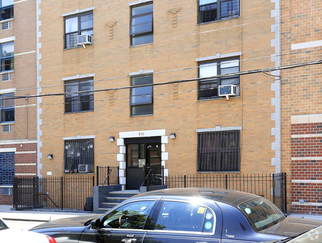 entrance - 910 E 178th St