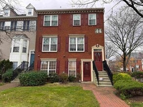 Building Photo - 10 Society Hill Dr N