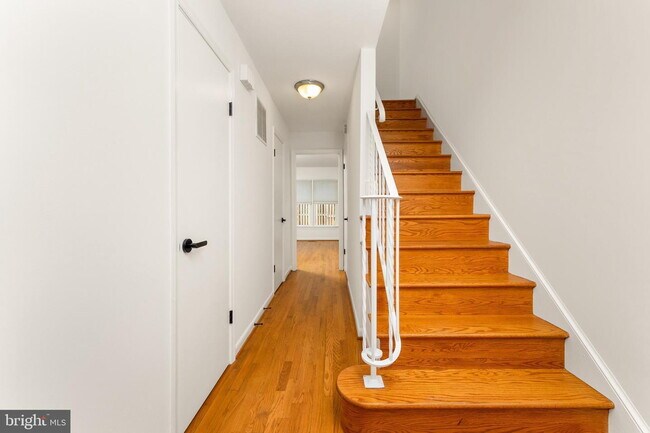 Foto del edificio - Spacious & Stylish North Shore Cluster Home Near Reston Town Center