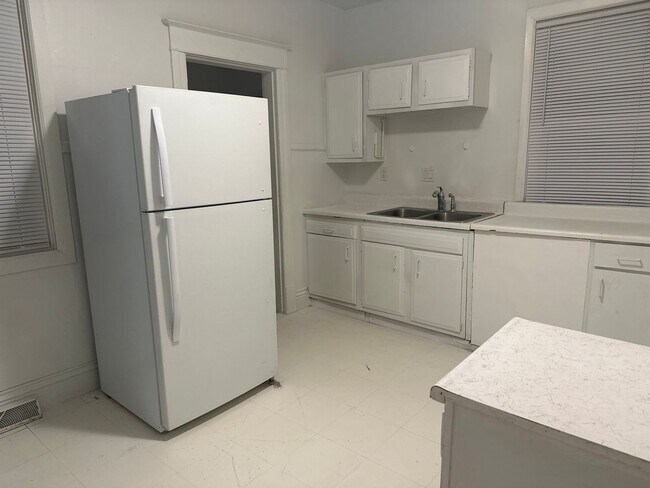 Building Photo - Newly renovated south side 3 BR/2BA locate...