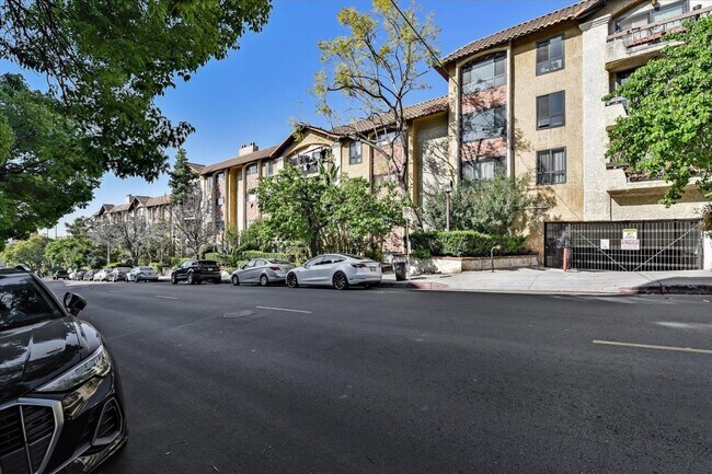 Foto del edificio - 1735 N Fuller Ave