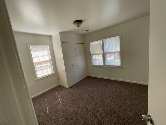 Building Photo - 3 bed, 1 bath, 1 car garage