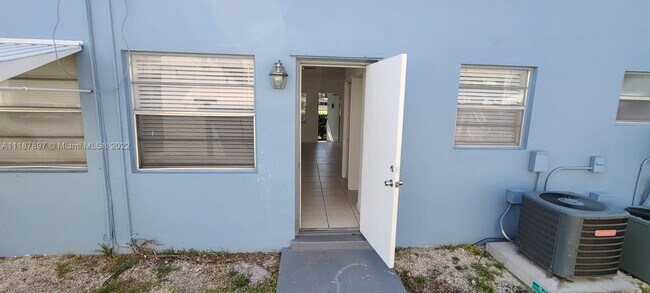 Building Photo - 3856 S Circle Dr