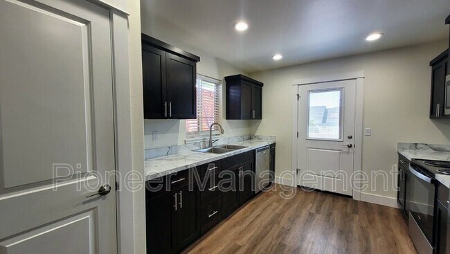 Foto del edificio - 2468 NE Kerr St