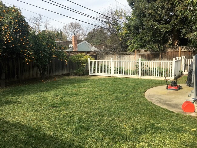 Building Photo - 839 S Knickerbocker Dr