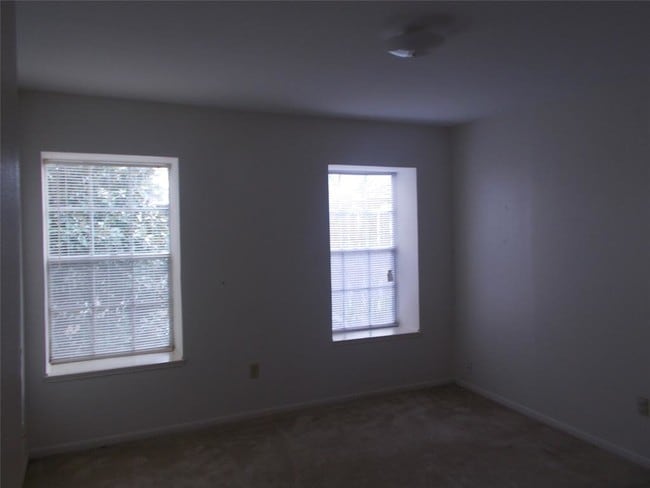 Building Photo - 355 N Post Oak Ln