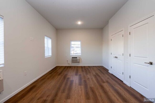 Building Photo - 72 Burroughs Pl