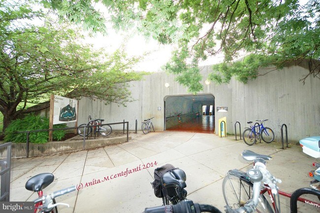 Building Photo - 10401 Grosvenor Pl