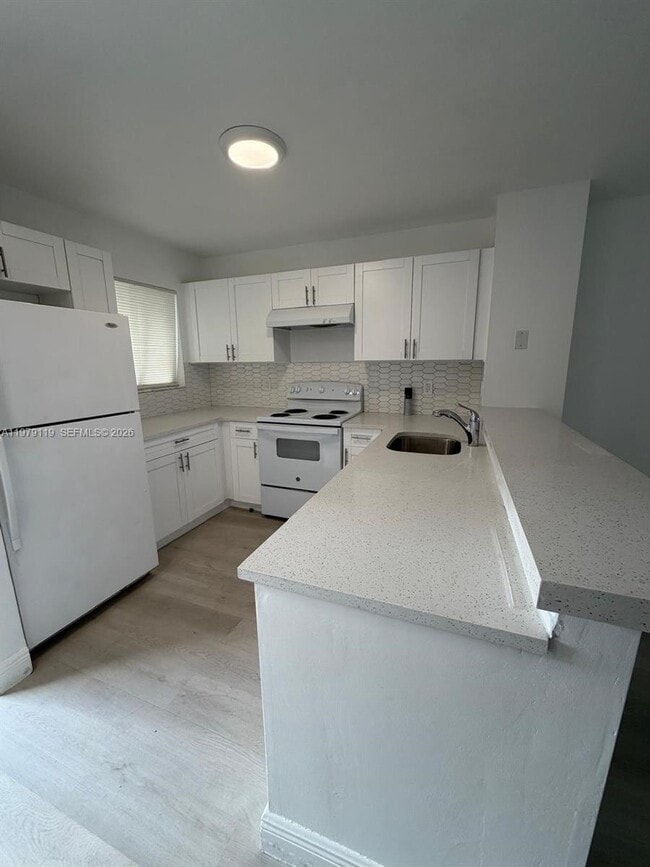 Foto del edificio - 8730 N Sherman Cir