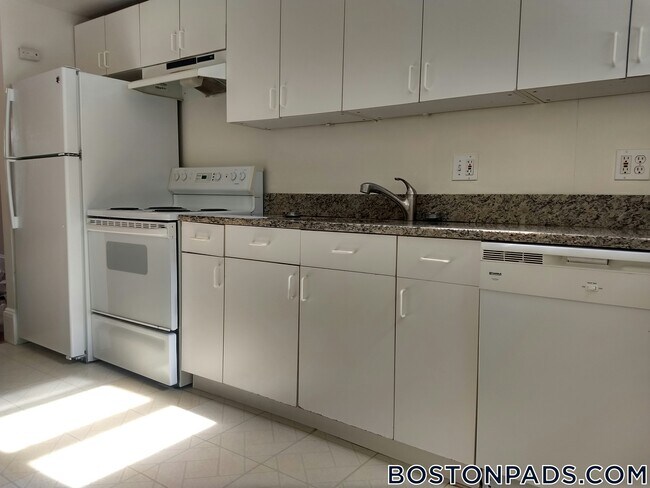 Foto del edificio - 208 Winthrop Rd