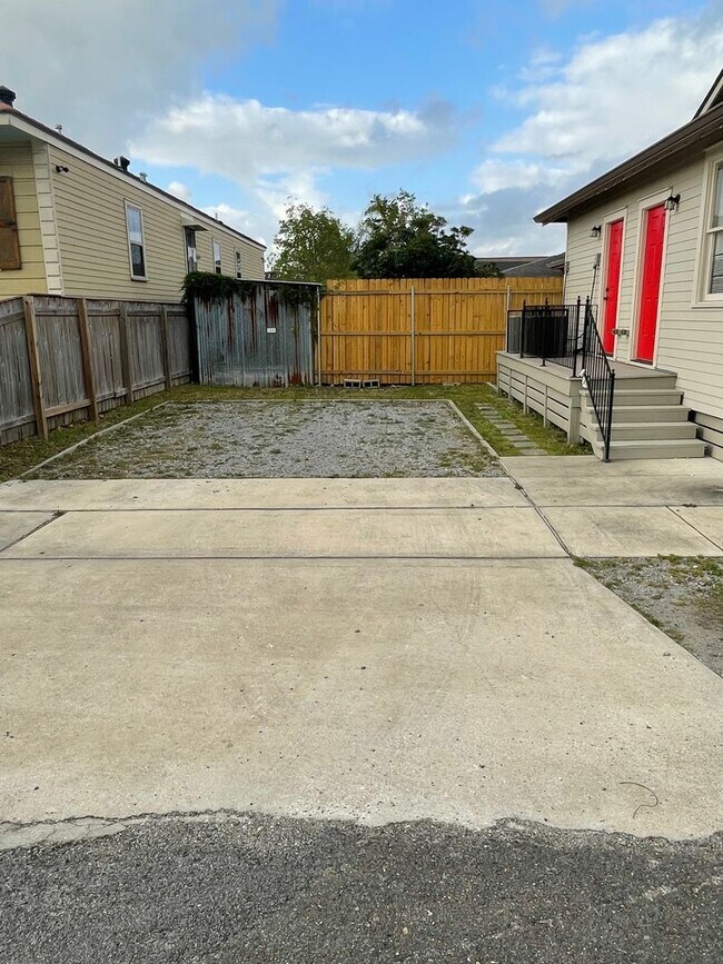 Building Photo - 2BD/1BA Two blocks off St Claude Ave in Bywater