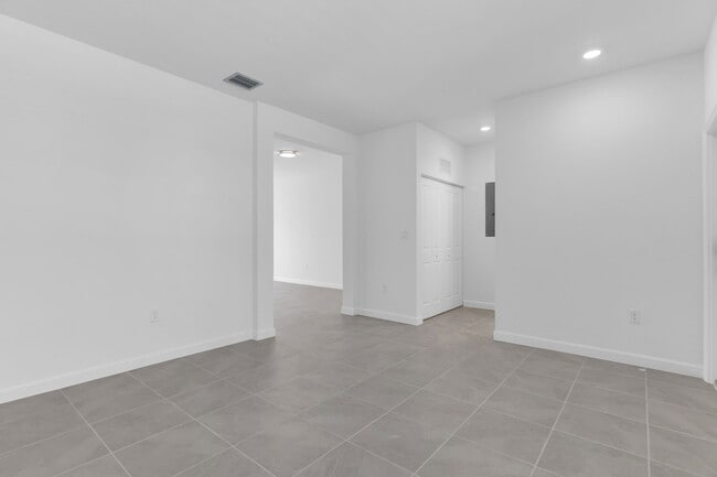 Foto del edificio - 2660 SE 28th St