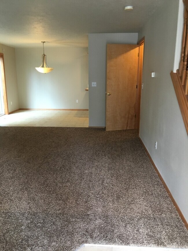Building Photo - Beautiful 4 Bedroom 2.5 Bath Home!