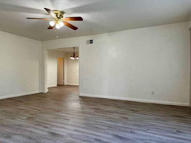 Foto del edificio - 3 Bedroom Home with Spacious Bedrooms