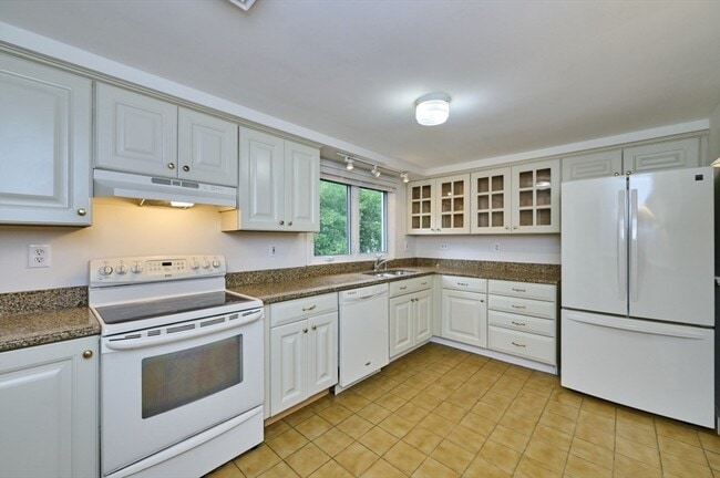 Building Photo - 51 Pratt Dr