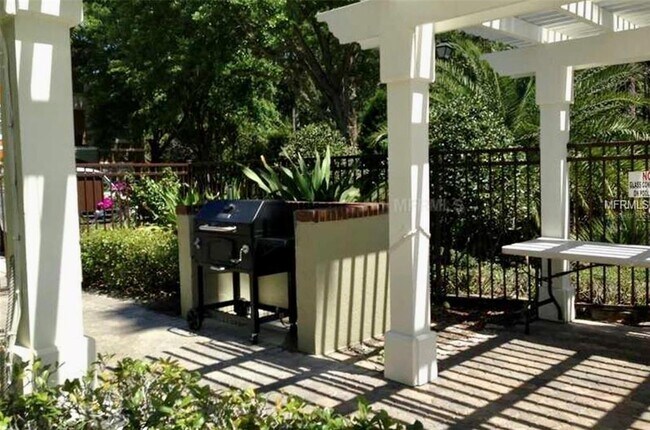 Foto del edificio - 737 Crest Pines Dr