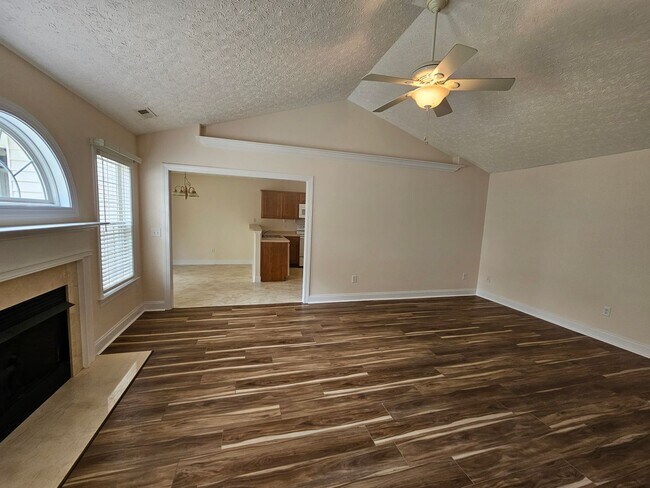 Foto del edificio - Beautiful 3 bedroom, 2 bath duplex with two car garage. - NO PETS