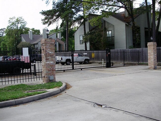 Building Photo - 17401 Red Oak Dr