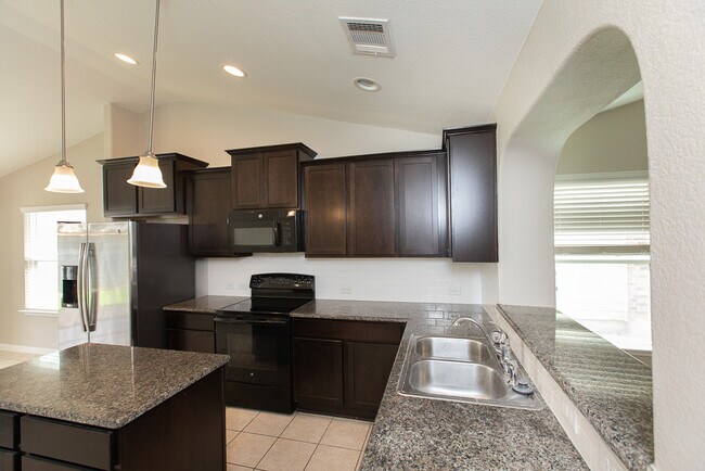 Building Photo - 18425 Friendship Hill Dr