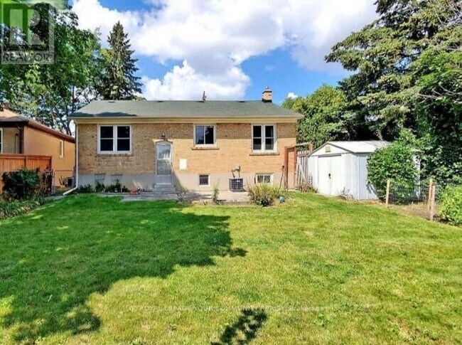 Building Photo - 440 Paliser Crescent N