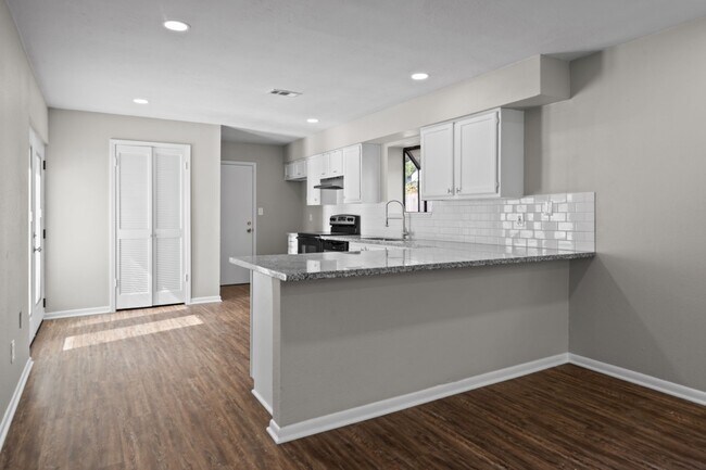 Building Photo - 502 7th St