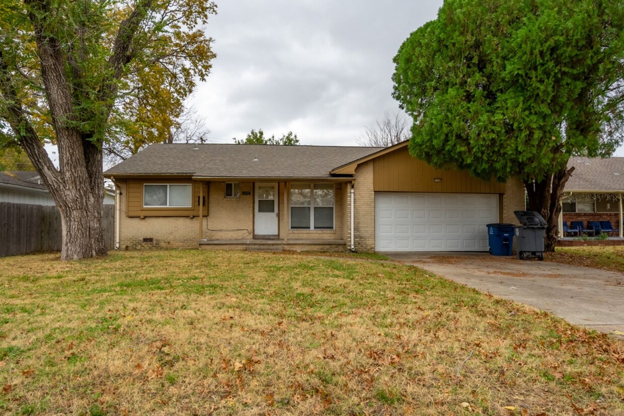 Foto principal - Gorgeous 3 Bed / 2 Bath Home in Tulsa!