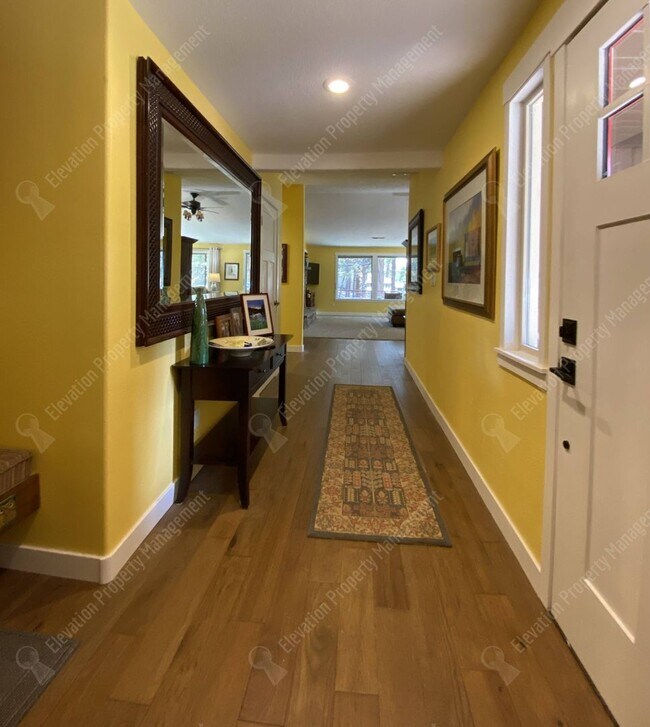 Building Photo - Spacious 2 BR Bend Home in Forested Cul-de...