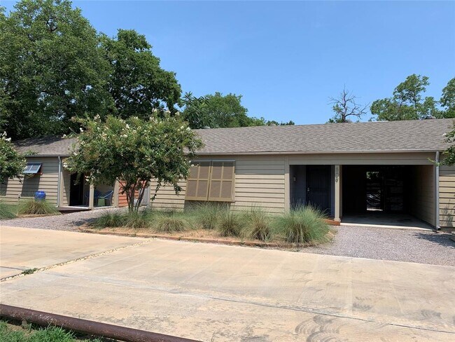 Building Photo - 509 N Austin St