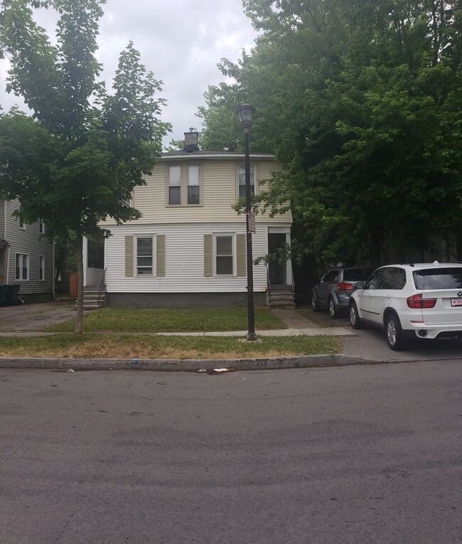 Building Photo - 162 Flanders St