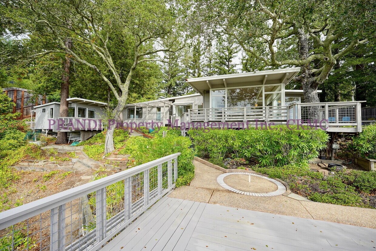 Foto principal - "Spacious 4-Bedroom Oasis with 3 Full Bath...